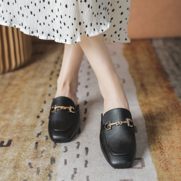 Flat sandals with simple design fashion