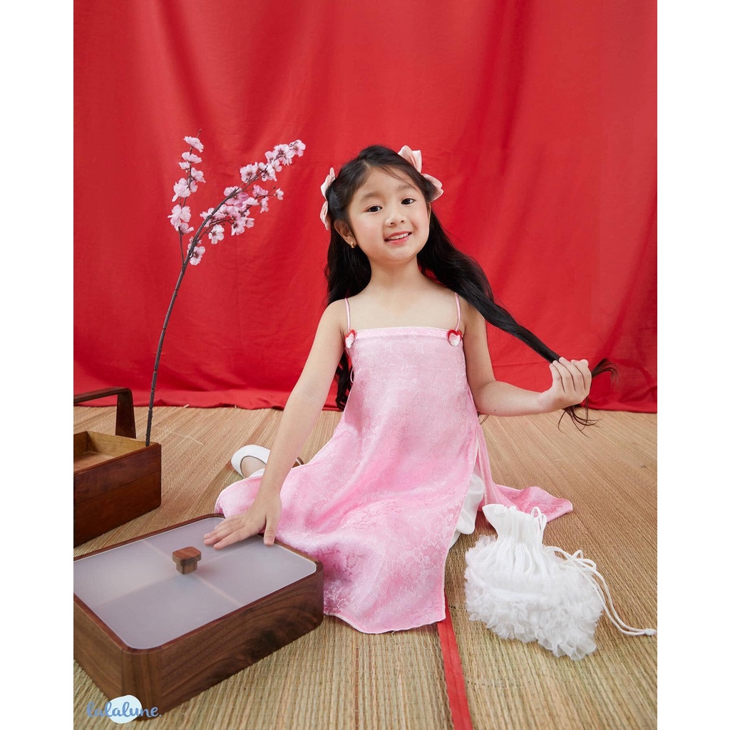áo dài lụa hồng hai dây lalalune dành cho mẹ và bé