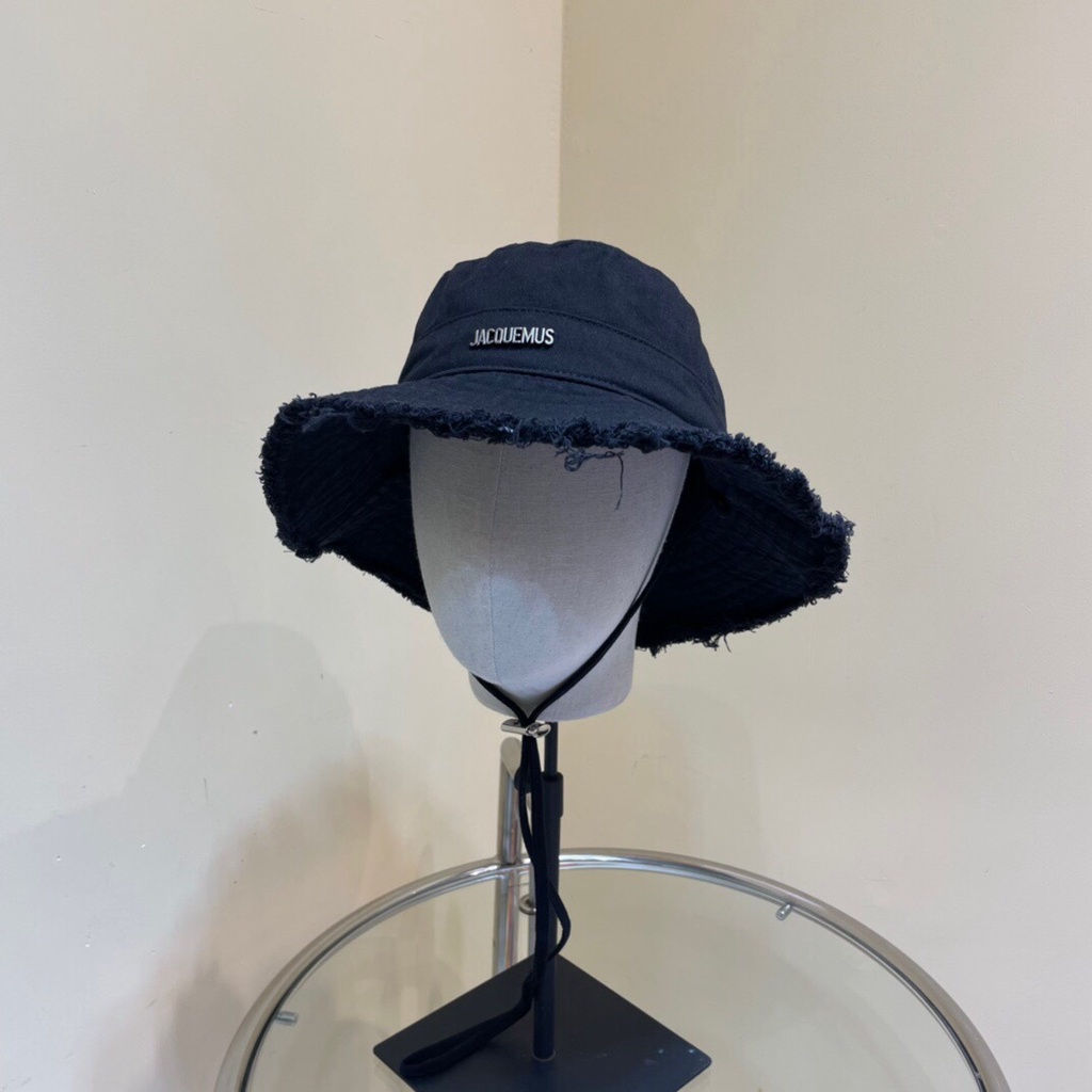 Mũ Bucket In Logo Jacquemus Vành Kim Loại Cá Tính