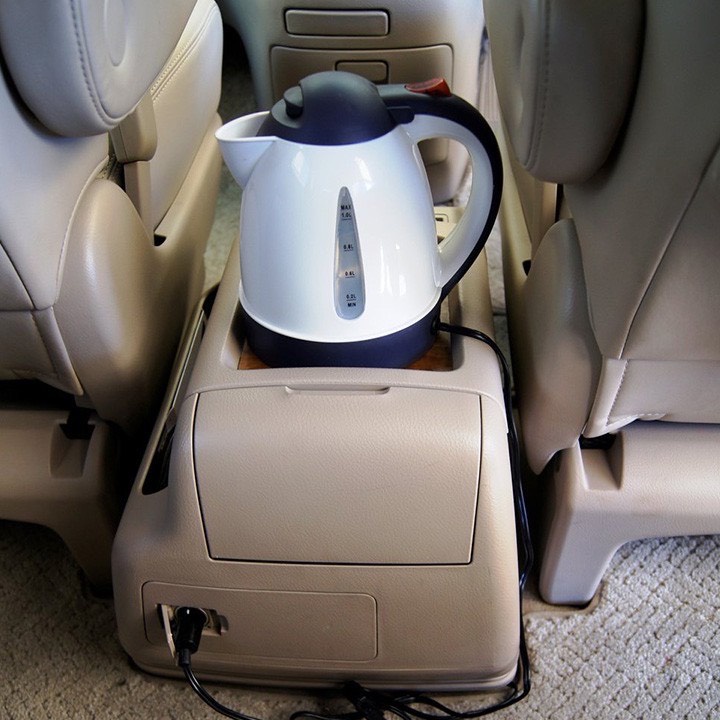 Bình siêu tốc đun nước sôi ở trên xe ô tô giá hạt giẻ