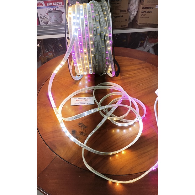 1 mét Dây LED nháy, đuổi 2835 với 2 hàng LED tích hợp 6 màu LED khác nhau STRIP, 1 cục nguồn nháy đuổi 2835