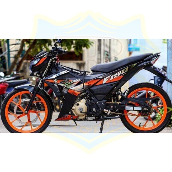 ( Quí khách vui lòng mang ra tiệm cho thợ dán ) Tem satria fi đỏ đen chất liệu CROM