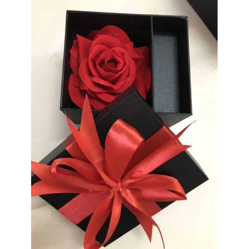 Hộp hoa son thỏi cao cấp  kèm hoa hồng nhung  kèm nơ | BigBuy360 - bigbuy360.vn