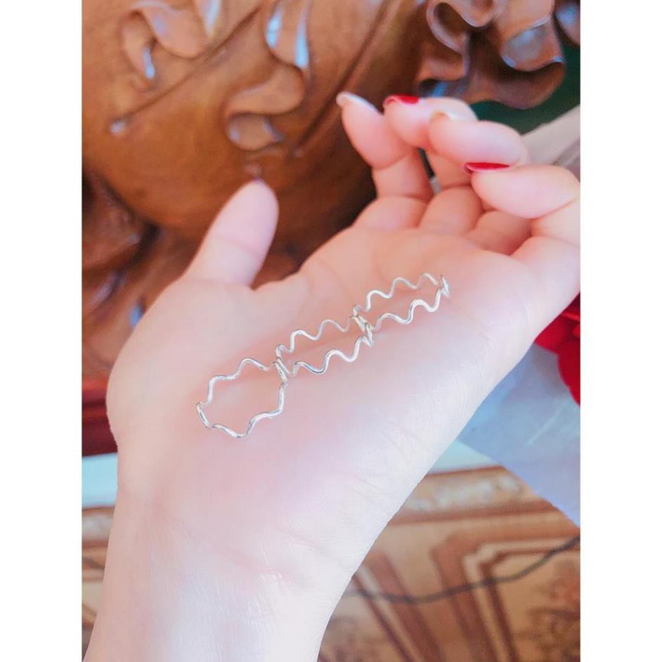 nhẫn bạc, hình gợn sóng , thanh mảnh , rất hợp với các cô nàng thíc sự đơn giản mộc mạc