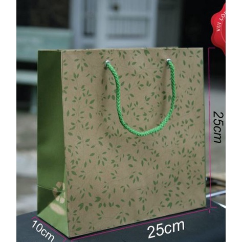 Túi giấy Kraft vuông mẫu 4 có hoa văn màu xanh lá  dùng để đựng quần áo giày dép size 25x25x10 cm