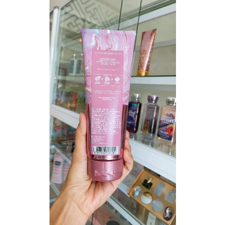 Kem dưỡng thể Bath & Body Works Pink Velvet Cupcake Ultra Shea tuyp 226g