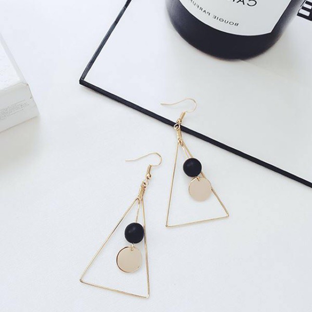 Đôi bông tai tam giác phối ngọc đen cá tính
