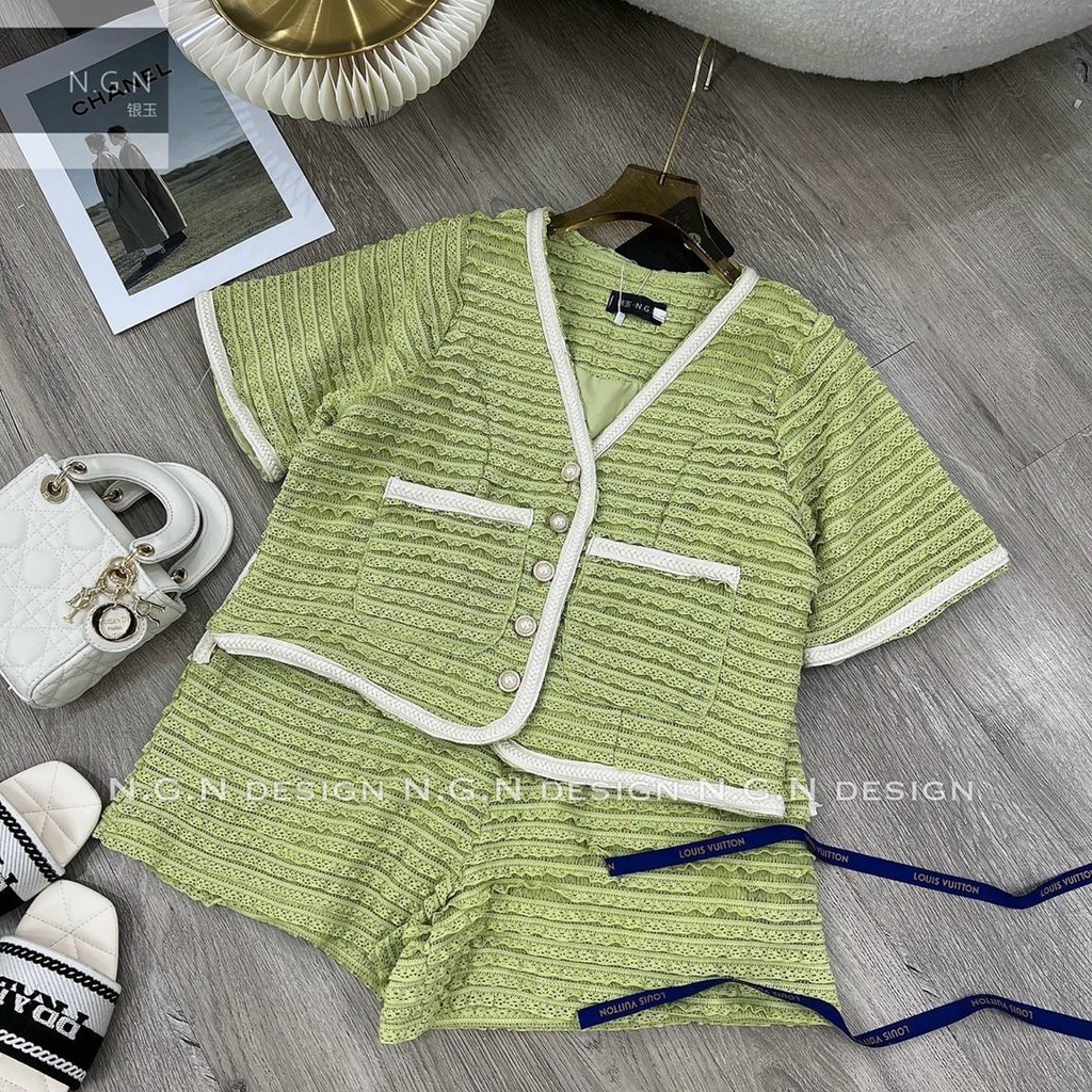 Áo cổ v khuy viền túi bèo ren sóng xếp ly