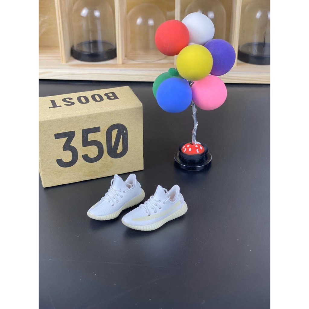 Mô hình giày sneaker mini Yeezy 350 - Móc khóa hình giày Yeezy 350 tỉ lệ 1:6