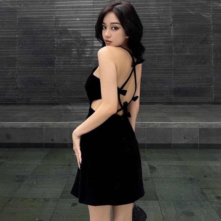 Đầm đen đi dự tiệc cưới thiết kế cổ yếm hở lưng
