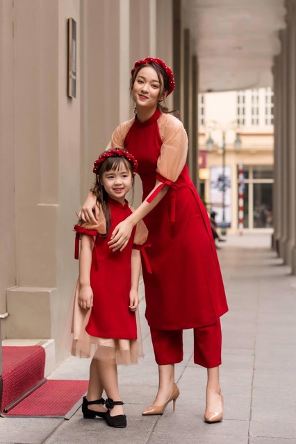 Set áo dài cách tân đỏ cho mẹ và bé