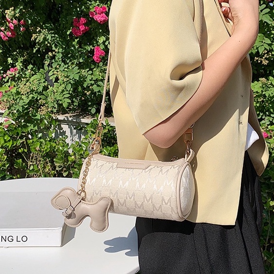Túi xách nữ thời trang Quảng Châu đeo vai đeo chéo dáng trống dài độc lạ kèm móc khoá hình cún Bag Ami
