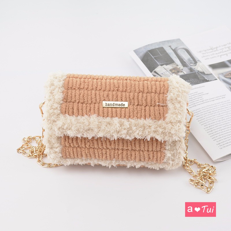 Túi handmade tự đan len viền xù chữ bé