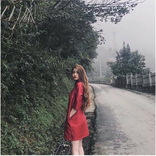 Áo dài gấm đỏ thêu hoa