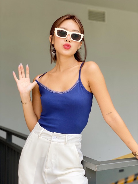 Áo croptop viền ren
