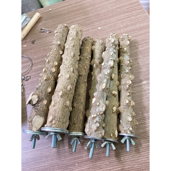 Cầu mài móng cho vẹt màu ngẫu nhiên.