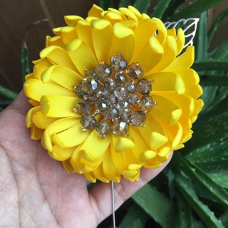 Hoa cài áo- váy hoa cúc vàng có nhuỵ