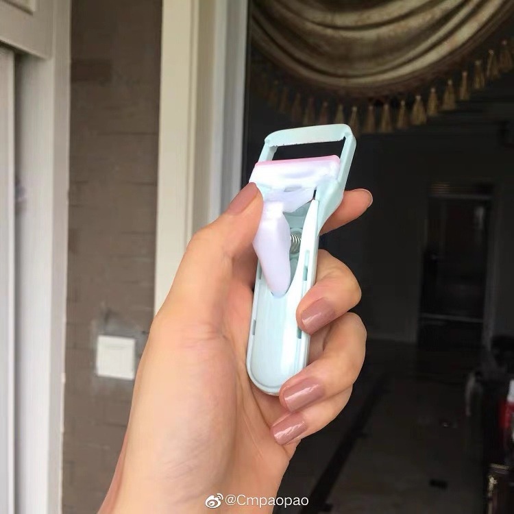 Dụng Cụ Bấm Mi Nhỏ Gọn Tiện Dụng Cho Nữ