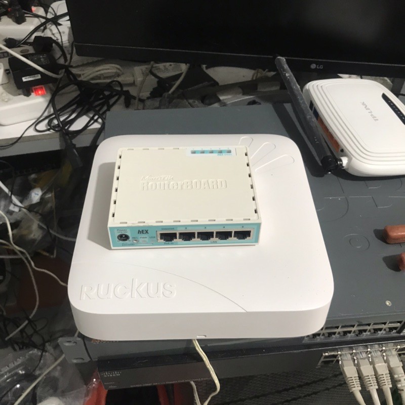 Combo Router và Ap Wifi chịu tải cao cho quán mikrotik 750gr3 và Ruckus R700 hàng cũ