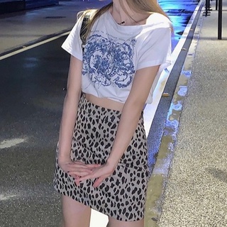 Set áo croptop in hình lệch vai, eo bo chun + chân váy da beo.