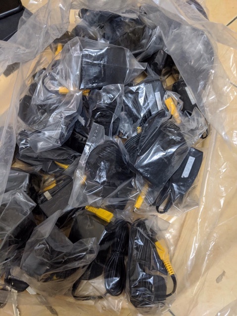 Sạc đầu vàng dài 2m của BB Playbook zin