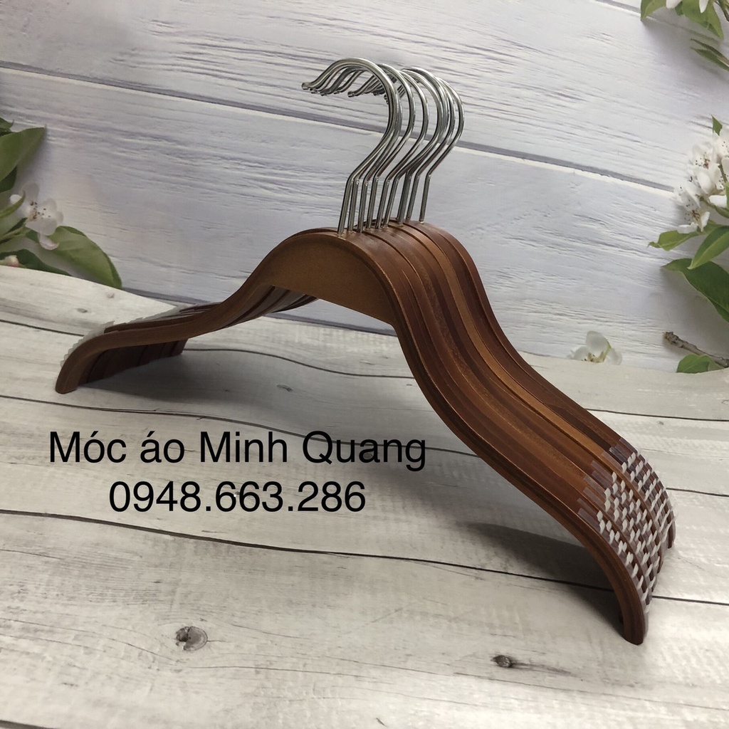 móc gỗ treo quần áo-mắc gỗ tre nâu-có thiết kế đệm vai chống tuột-chuyên dùng cho shop-gia đình,...