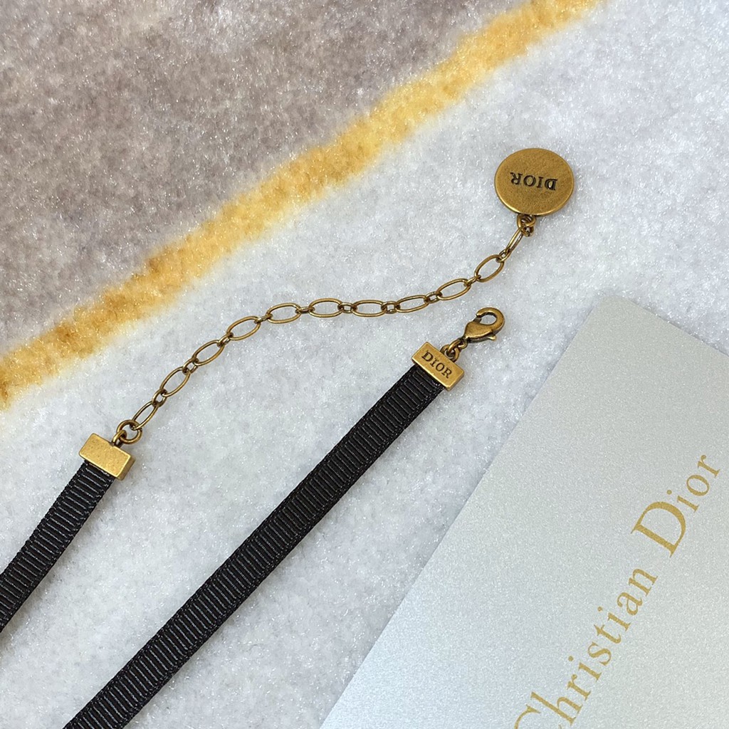 Dây chuyền Dior phối mặt chữ phong cách retro cá tính