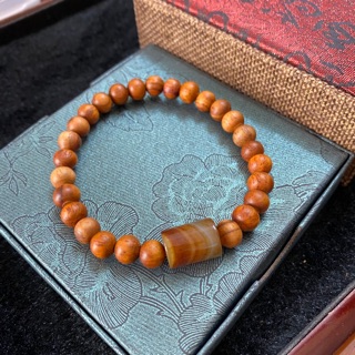 Vòng tay gỗ sưa 8mm mặt mã não