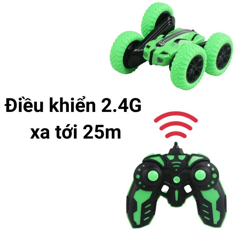 Xe oto điều khiển từ xa biến hình thành robot có sạc pin, có tặng kèm 5 pin AA