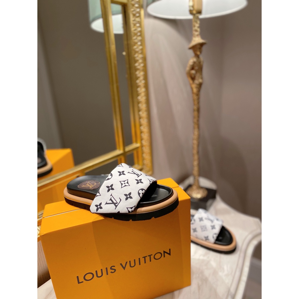 Dép lê quai ngang unisex Louis Vuitton da thật cao cấp mang phong cách trẻ trung, năng động