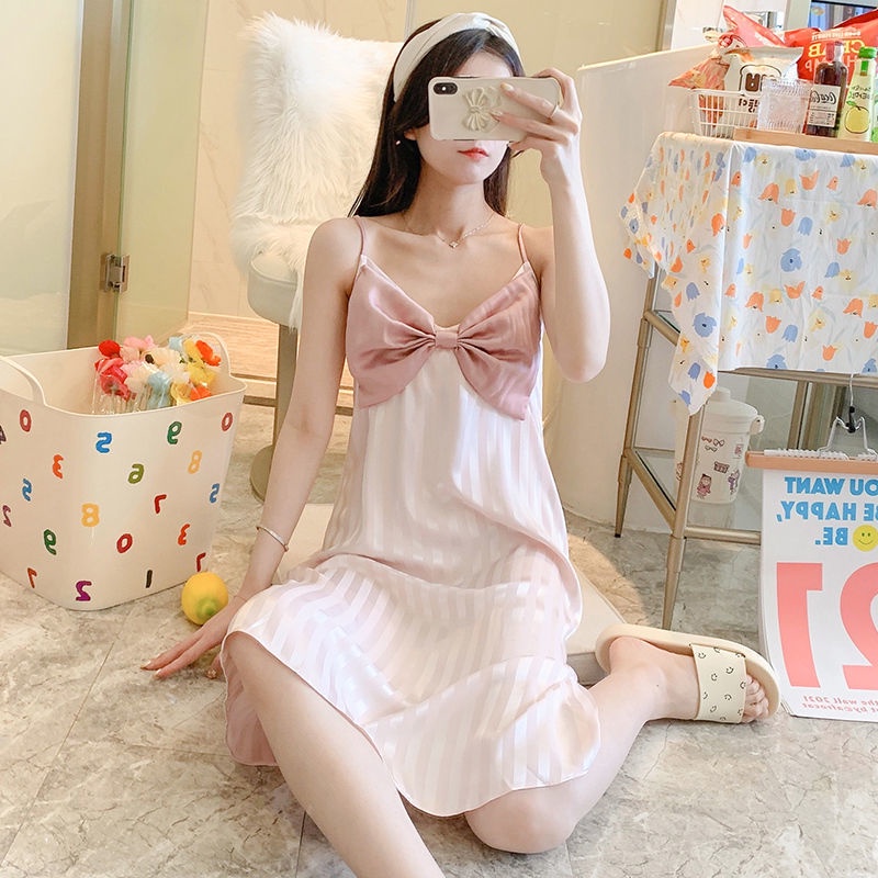 Đầm ngủ hai dây vải lụa mỏng mát họa trang trí nơ bướm dễ thương quyến rũ dành cho bạn nữ