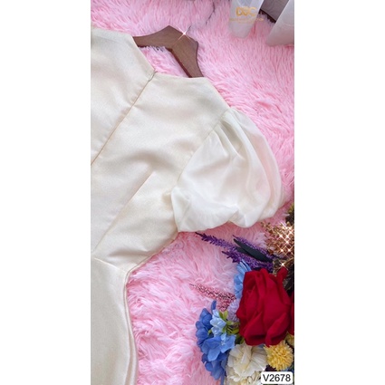 V2678 váy tay bồng màu kem