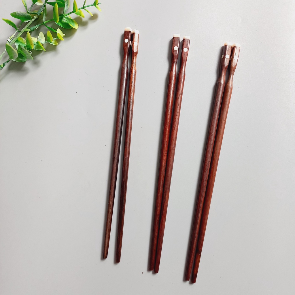 Đũa Gỗ Trắc Đỏ Xoắn Đuôi Khảm Trai Hồng 25cm Cao Cấp, An Toàn Sức Khỏe, Đũa Decor Trang Trí Của Vitrapro