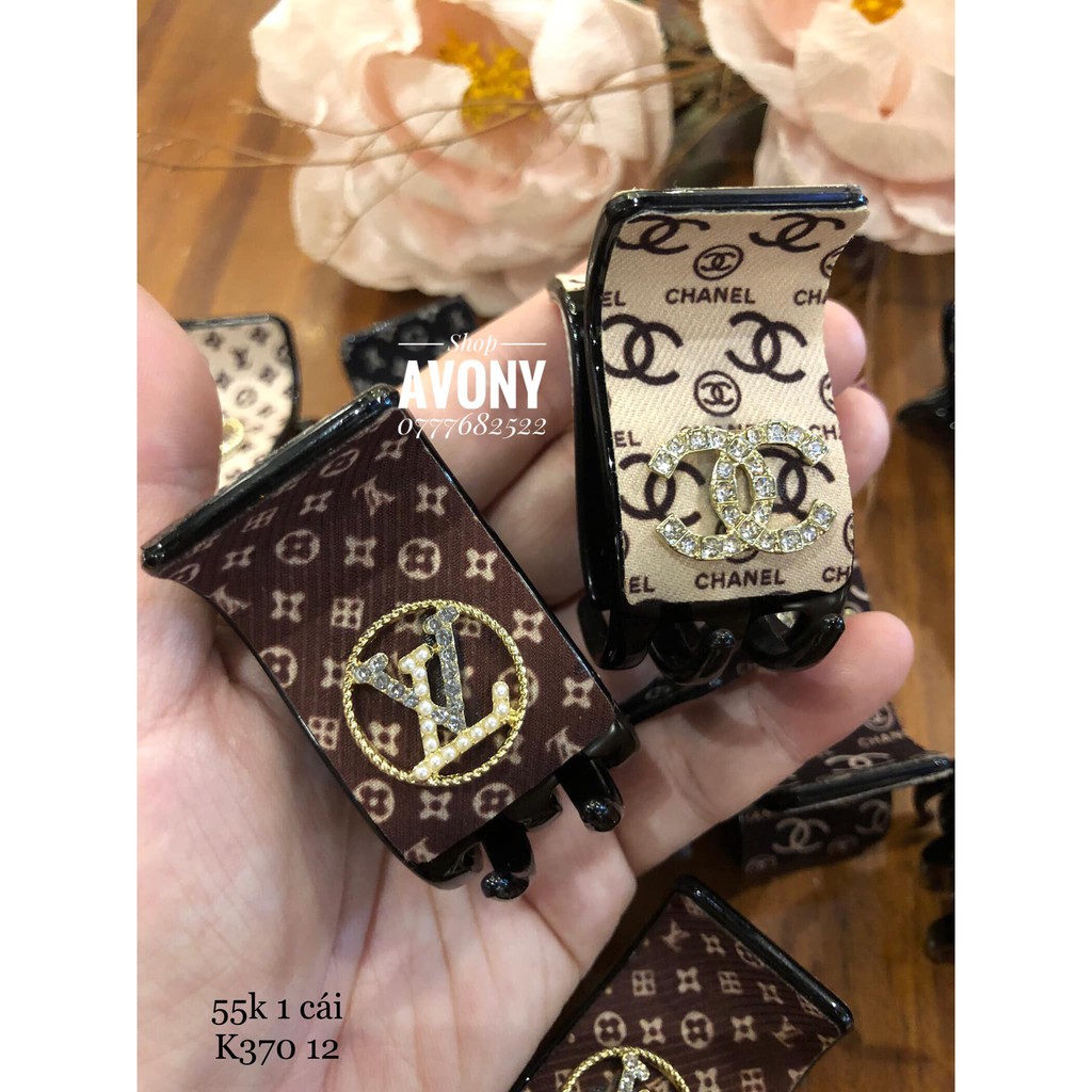 Kẹp tóc càng cua 5 răng da (simili) đính logo thương hiệu gắn đá màu (ngọc) trắng