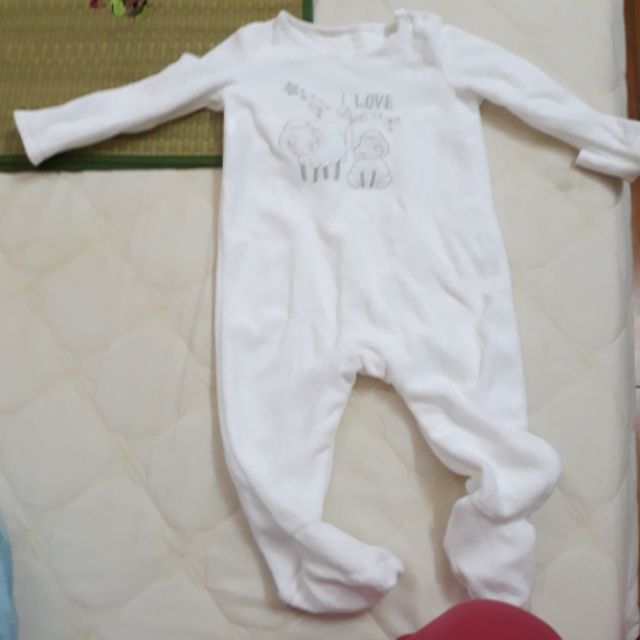 Body trắng dày dặn cho bé tầm 6-8 kg ạ. Chất vải mềm mịn dày dặn ạ. Mua 120k bé mặc 1 lần bị kích thanh lí 60k.