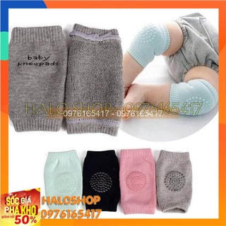 Vớ chống trầy xước chân cho bé khi bò
