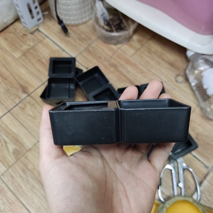 Chén 2 ngăn đựng thức ăn, canxi ,nước uống cho bò sát màu đen