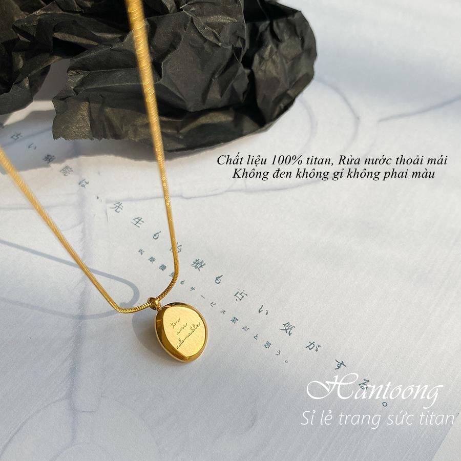 Dây chuyền titan nữ không gỉ mặt khắc chữ phong cách vintage cổ điển thanh lịch mẫu mới 2022
