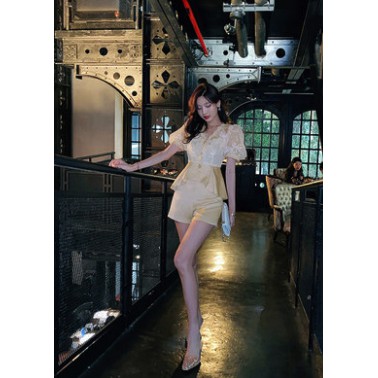 Set áo ren ba nút + quần short ôm cá tính | BigBuy360 - bigbuy360.vn