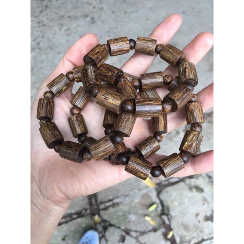 Vòng tay trầm hương sánh chìm cao cấp.