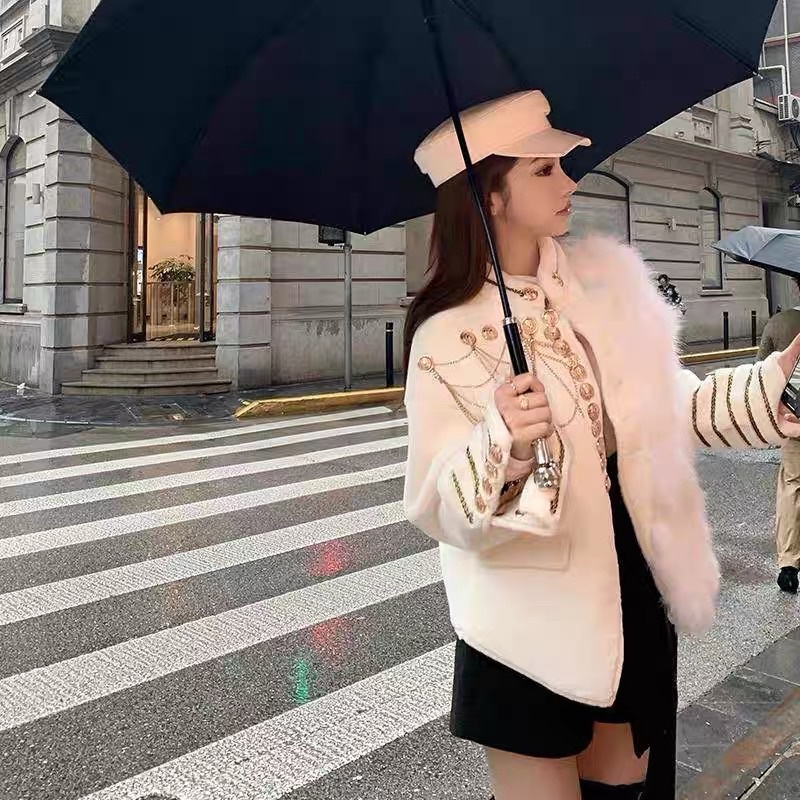 Áo Choàng Lông Phối Viền Dây Xích Vàng Phong Cách Hoàng Gia