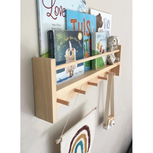 Giá gỗ decor phòng bé, kệ sách gỗ trẻ em kết hợp kệ treo đồ, gỗ thông nhập khẩu loại 1 an toàn, phòng Montessori cho bé