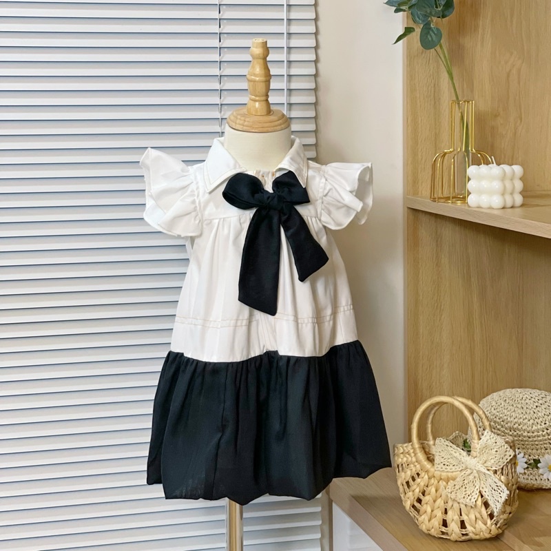 Đầm bé gái, váy cho bé gái từ 8 - 26kg tay cánh tiên màu trắng đen phối nơ cổ xinh xắn - TRASUAOI D005