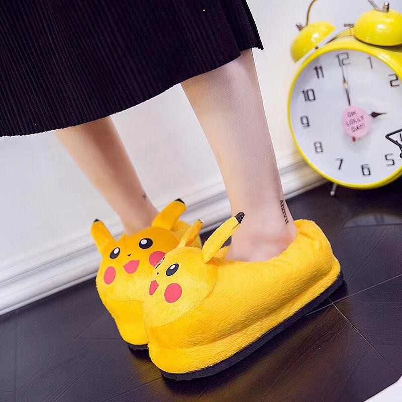 Dép bông ôm chân đi trong nhà hình Pikachu