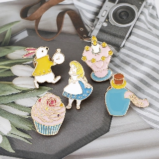 Pin cài áo phim Alice ở xứ sở thần tiên
