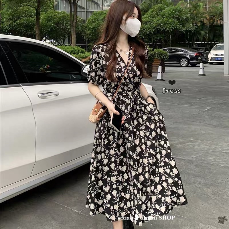 váy nhí đen cổ V