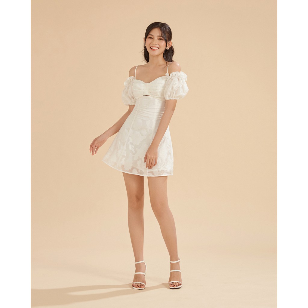 Đầm ôm tay bồng hở lưng màu trắng SheByShj - Selena Dress | BigBuy360 - bigbuy360.vn
