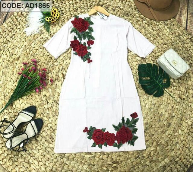 Áo dài cách tân thêu hoa hồng đẹp dịu dàng