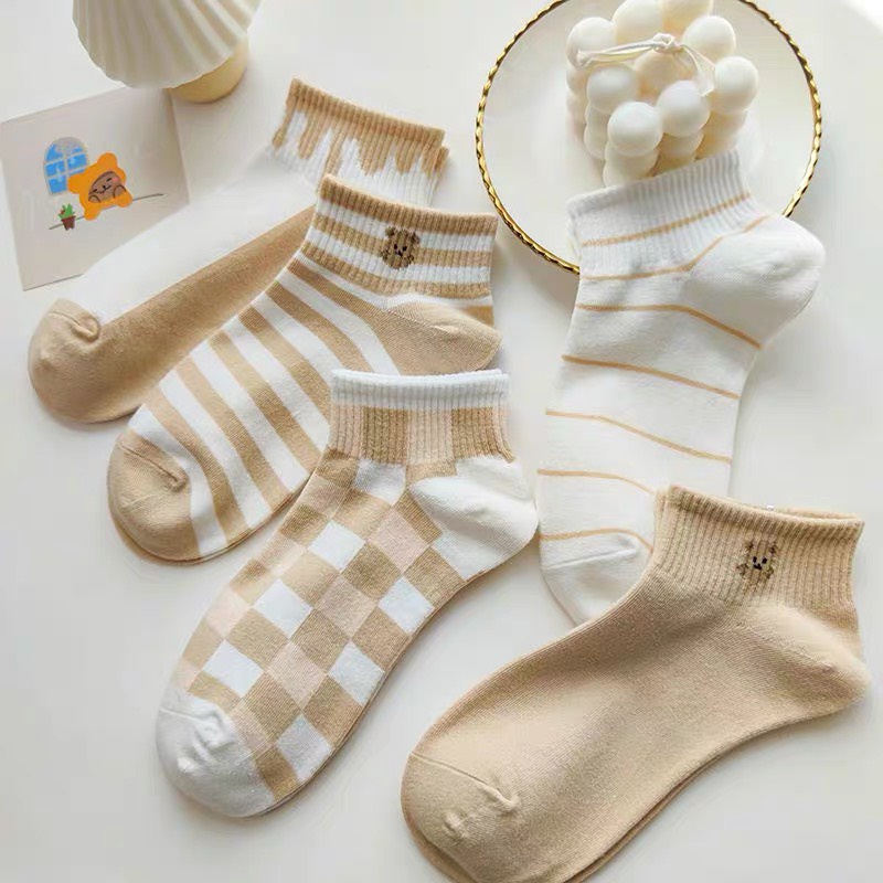 Tất nữ cổ ngắn phong cách hàn quốc nhẹ nhàng chất liệu thoáng mát, thấm mồ hôi họa tiết gấu màu nâu trắng