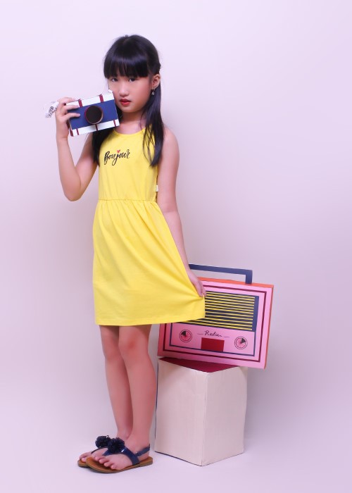 Đầm bé gái khoét lưng thun vàng Jadiny